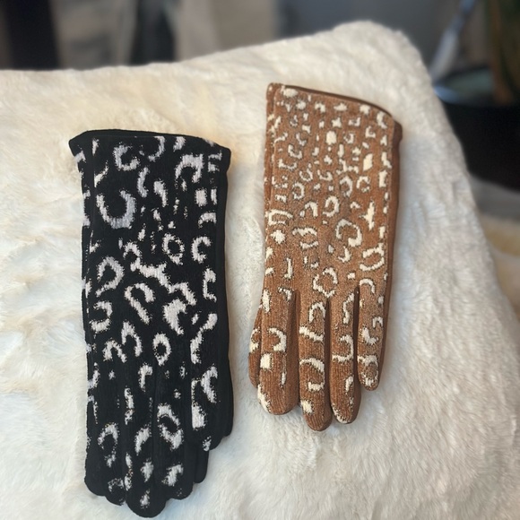 Accessories - Pair of Women’s Animal Print Fashion Gloves Touchscreen Technology NEW W/O TAGS